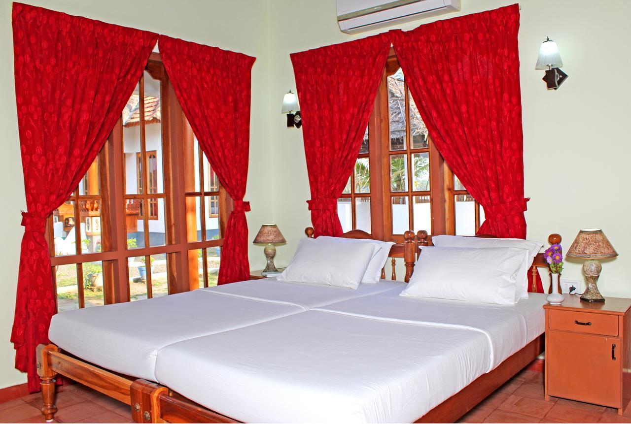 Breeze Backwater Homes Kochi Room photo
