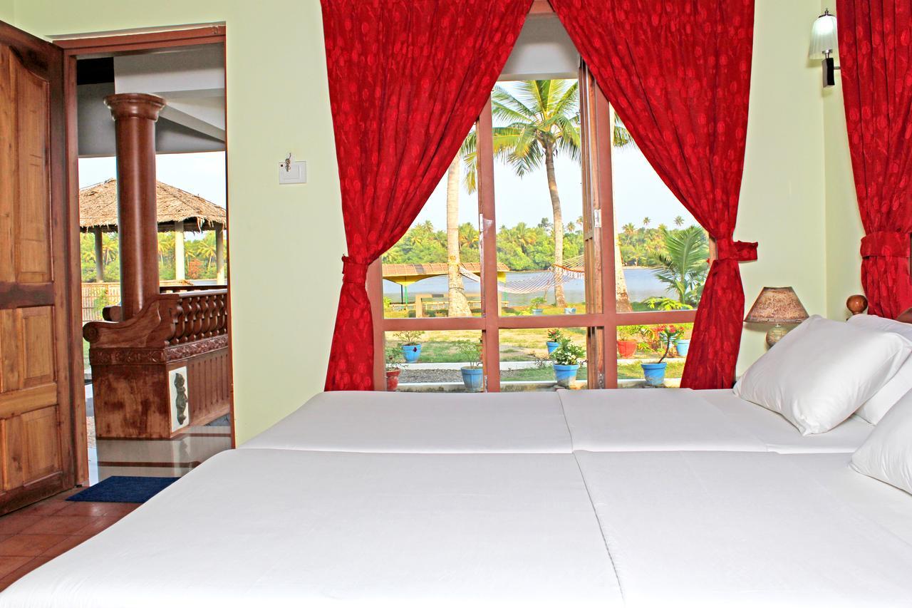 Breeze Backwater Homes Kochi Room photo