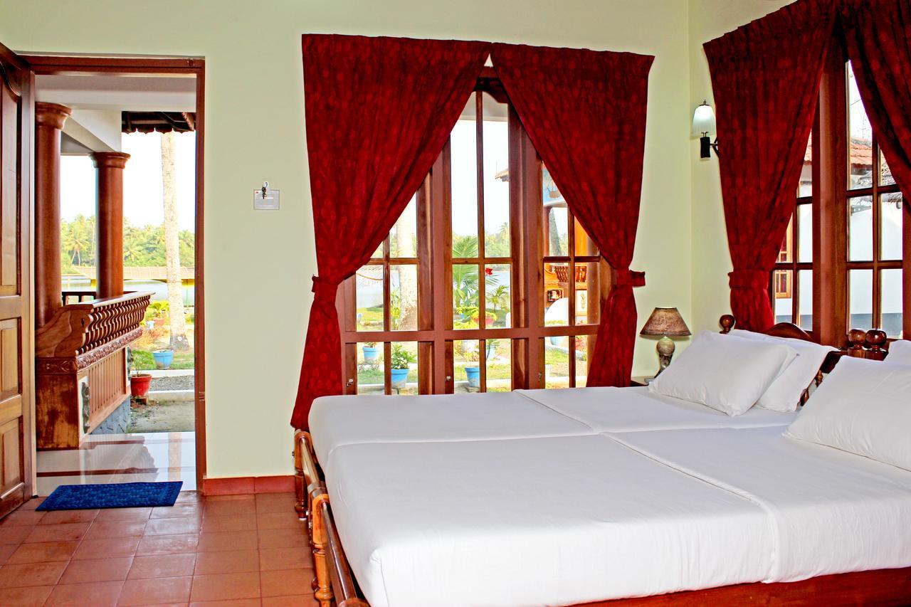 Breeze Backwater Homes Kochi Room photo